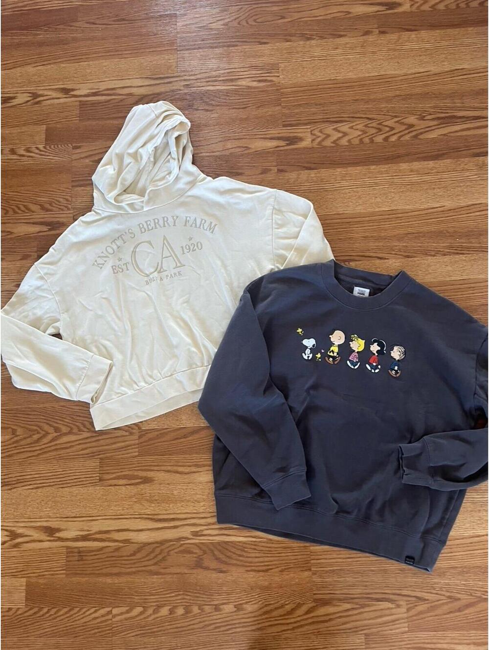 Women’s Large Knott’s Berry Farm sweatshirts